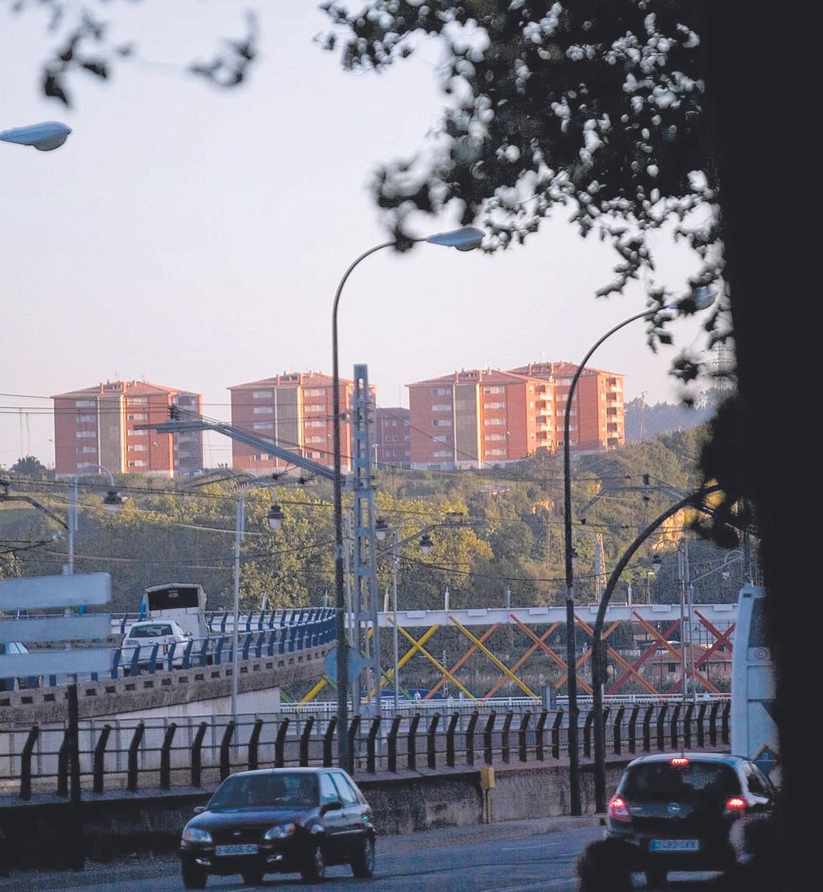 Cuartel de la Guardia Civil de Bustiello desde el parque del Muelle.