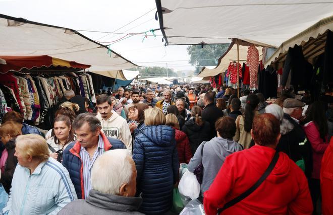 Diáspora de gallegos a la gran feria de Valença por el festivo de Todos los Santos