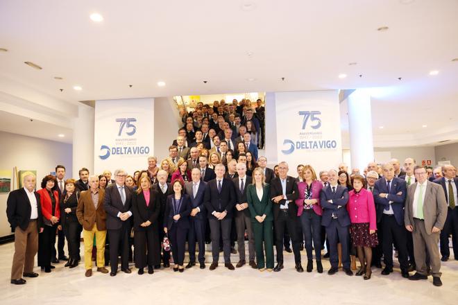 Autoridades y empresarios en la foto de familia.