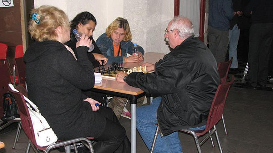 Alguns dels residents del centre d&#039;acolliment jugant a escacs.