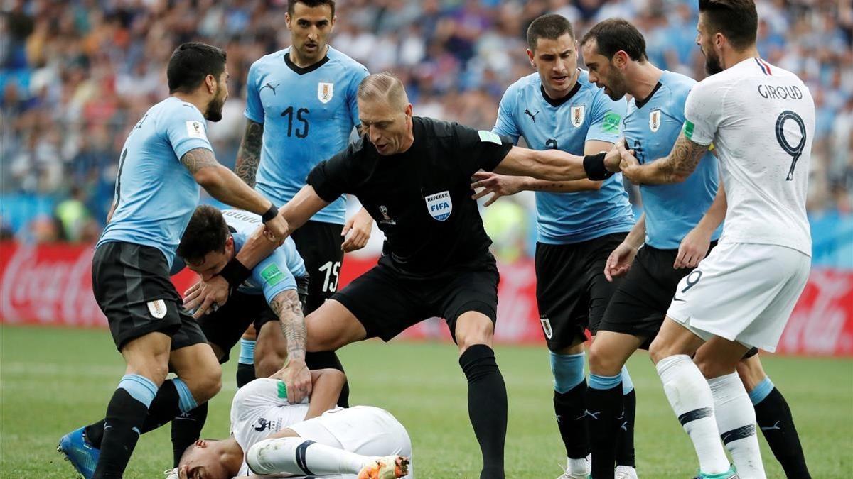 Néstor Pitana, poniendo paz en un Uruguay-Francia del Mundial.