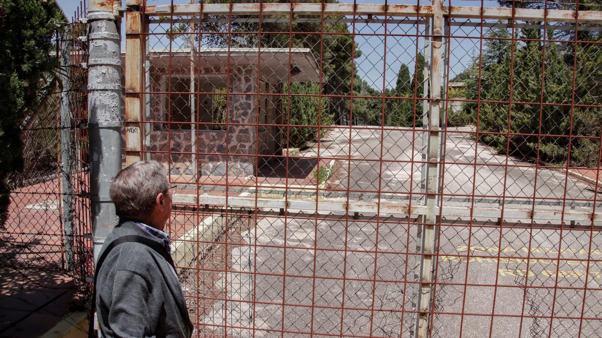 Entrada a la antigua base militar de Aitana, en Alcoleja, donde se prevé construir un centro de refugiados.