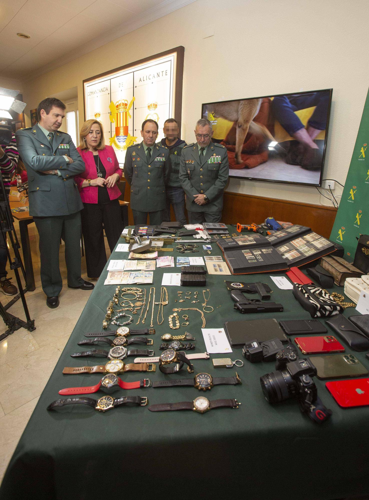 Artículos recuperados por la Guardia Civil que una banda ucraniana robaba a compatriotas refugiados en la Vega Baja