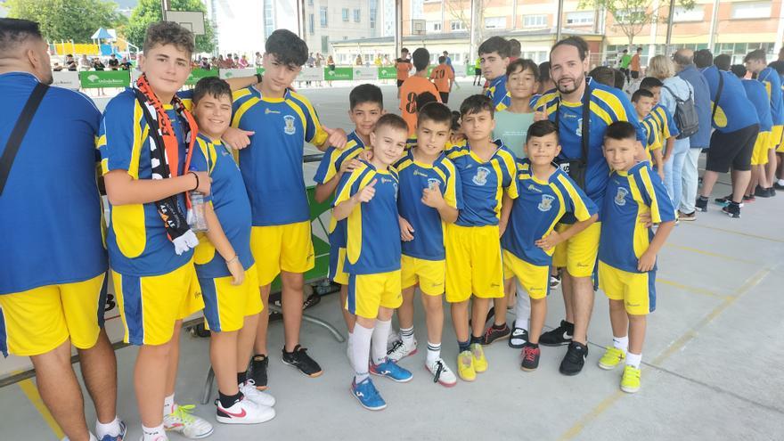 Luarca golea por la escuadra: el campeonato de fútbol sala de base más vistoso de España, que reúne a 1.200 jugadores, llena la villa