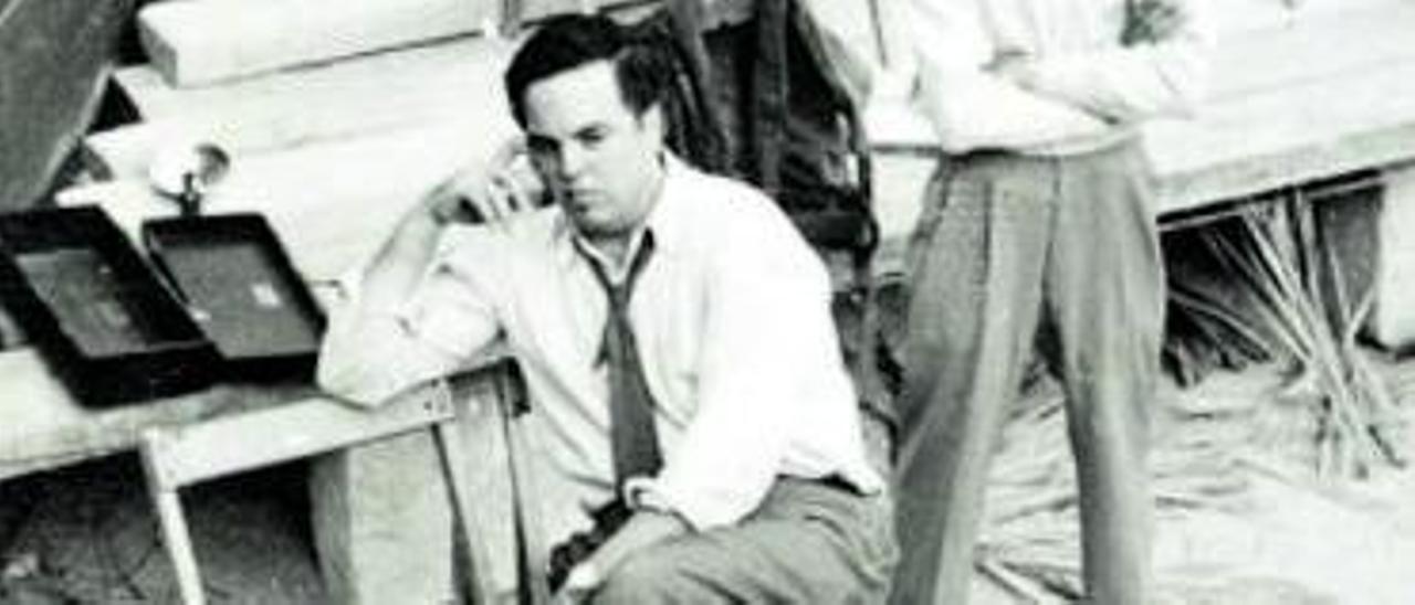 Alan Lomax avorrit a plaça de Toros de Palma, 1952, durant  el II Festival Internacional de Folklore . arxiu A. P.