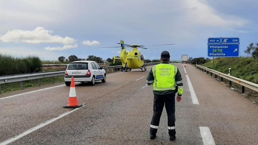 Un helicóptero llega a la zona del accidente