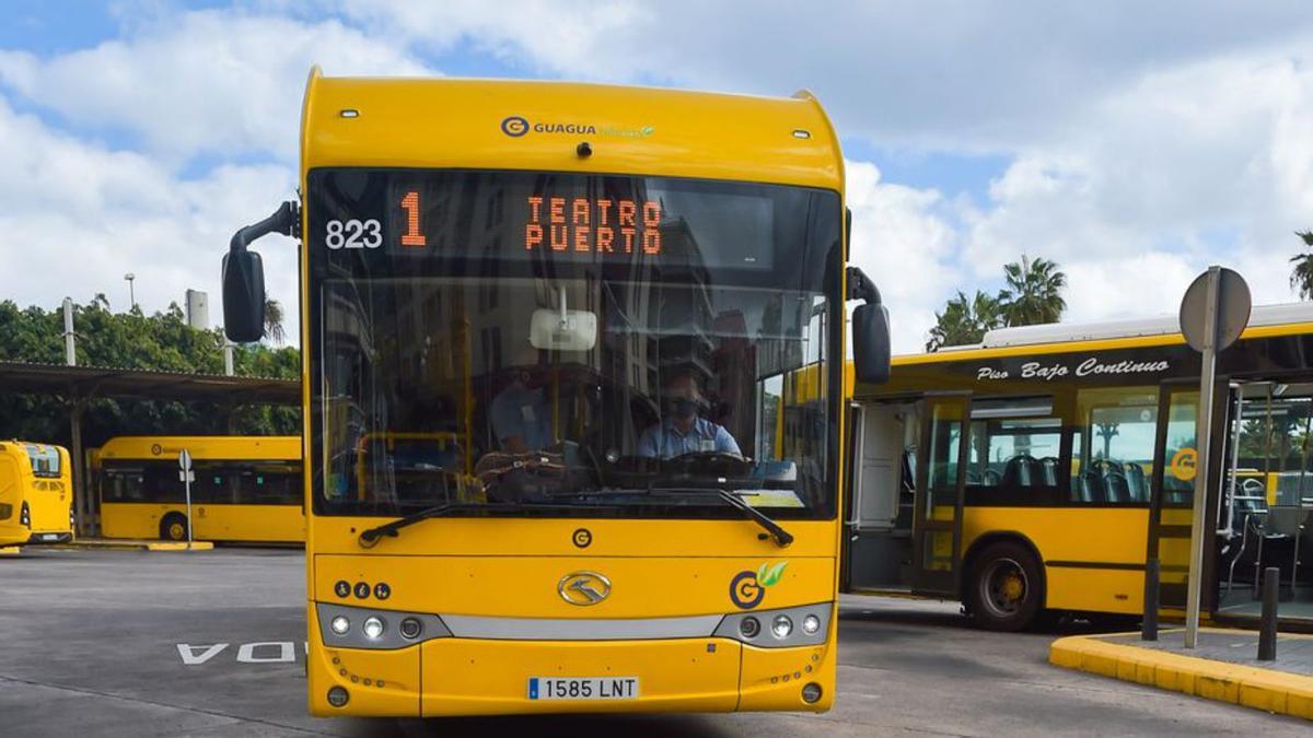 Un vehículo de Guaguas Municipales circula por la terminal del Teatro | |