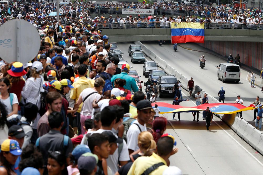 Las fuerzas de seguridad venezolanas han lanzado gases lacrimógenos para intentar desalojar a los opositores.