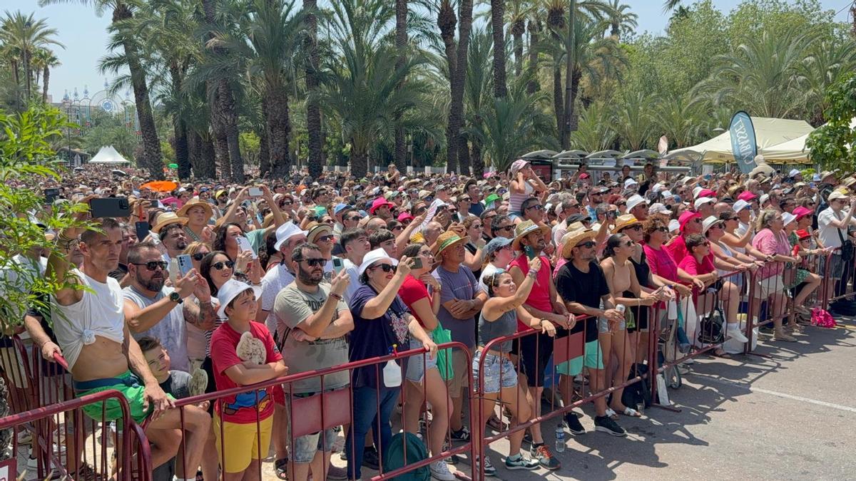 Público expectante desde el Paseo de la Estación
