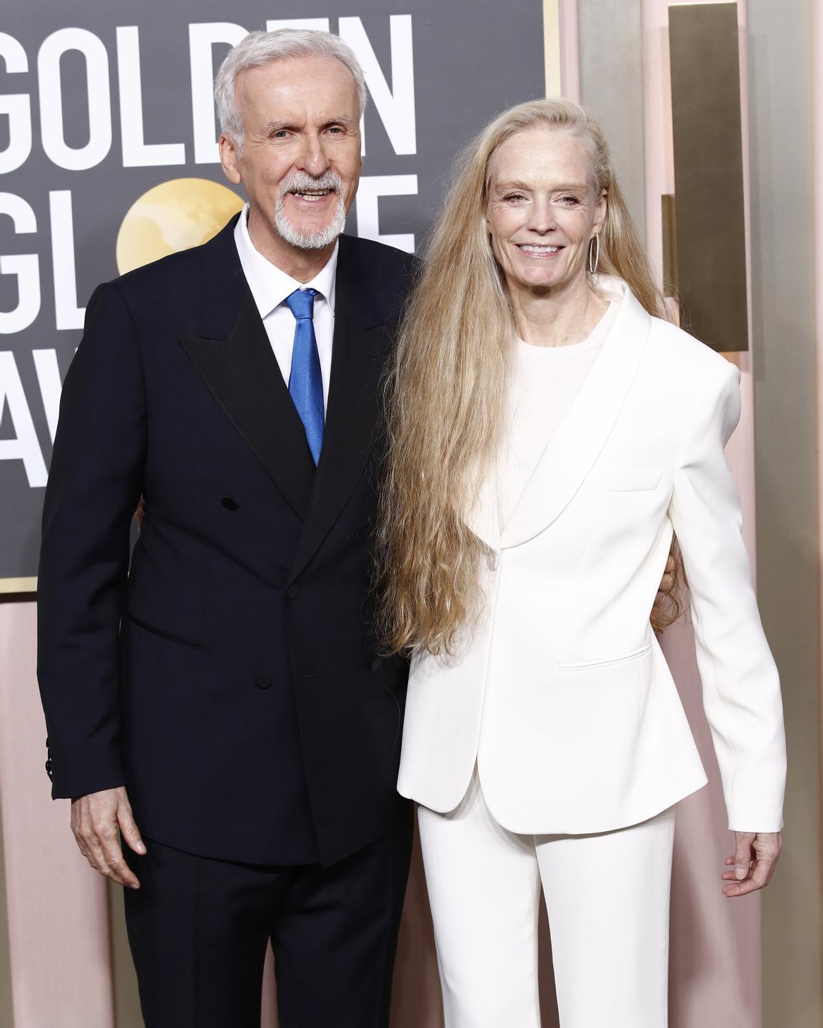 Beverly Hills (United States), 10/01/2023.- James Cameron (L) and Suzy Amis (R) arrive for the 80th annual Golden Globe Awards ceremony at the Beverly Hilton Hotel, in Beverly Hills, California, USA, 10 January 2023. Artists in various film and television categories are awarded Golden Globes by the Hollywood Foreign Press Association. (Estados Unidos) EFE/EPA/CAROLINE BREHMAN
