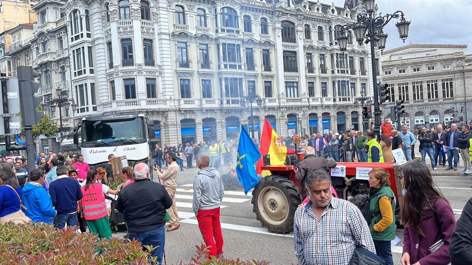 EN IMÁGENES: Así fue la tractorada de protesta del campo asturiano en Oviedo