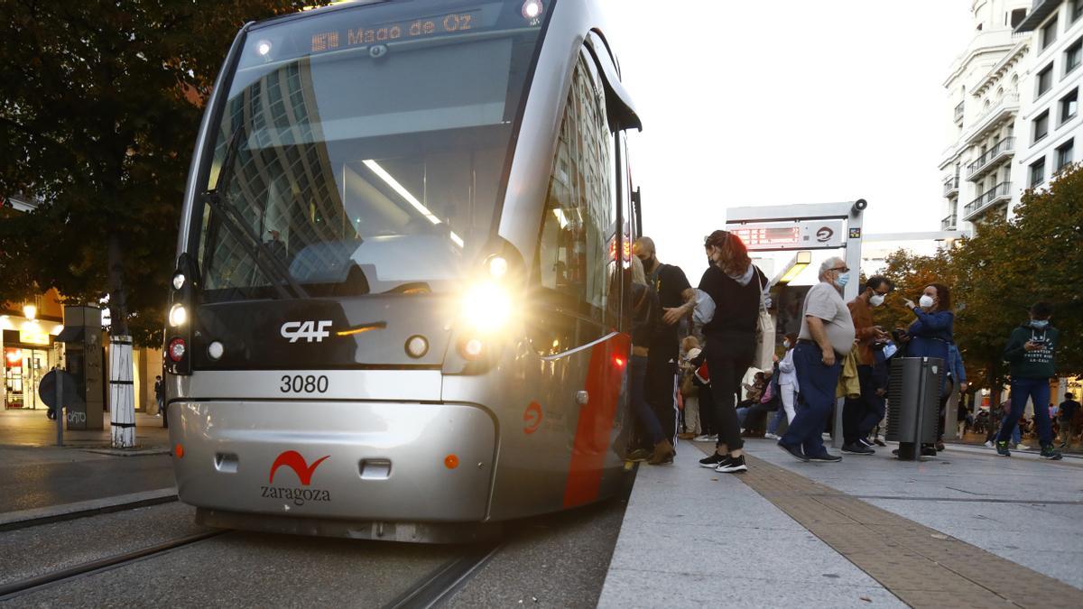 Usuarios del tranvía de Zaragoza.