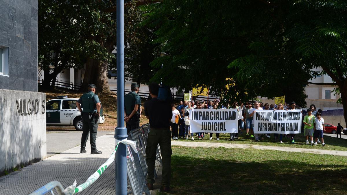 Una concentración delante del juzgado de Cangas para pedir la libertad de los miembros de la familia Giménez.