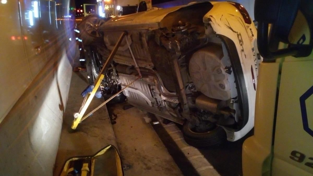 Un coche vuelca en el interior del túnel del Taurito