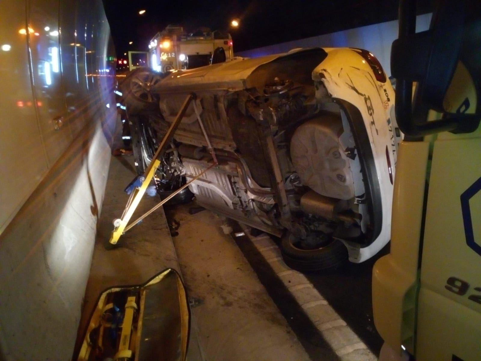 Un coche vuelca en el interior del túnel del Taurito