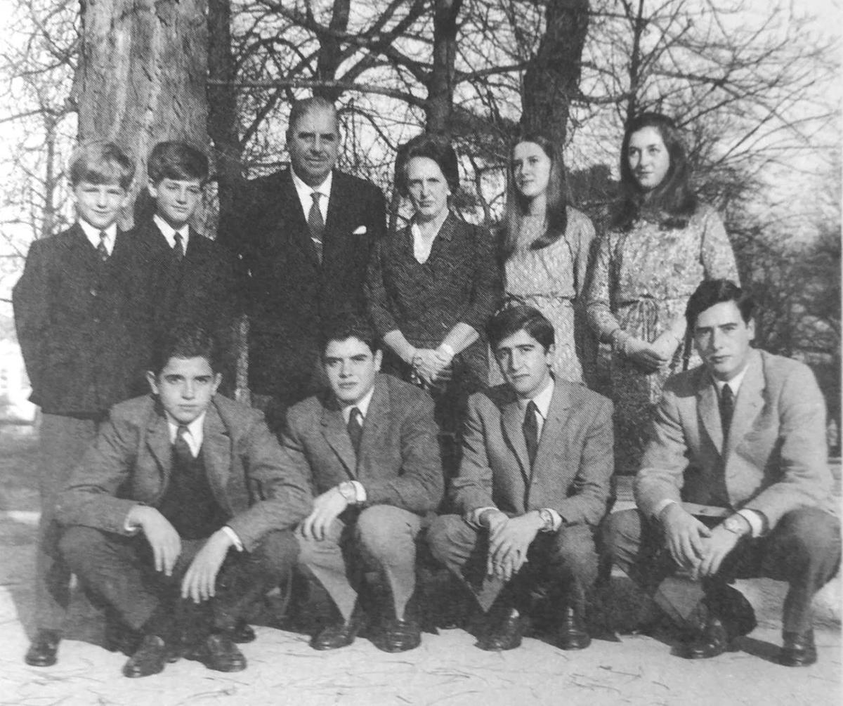 Bustamante y Cristina de Ulloa, con sus ocho hijos.