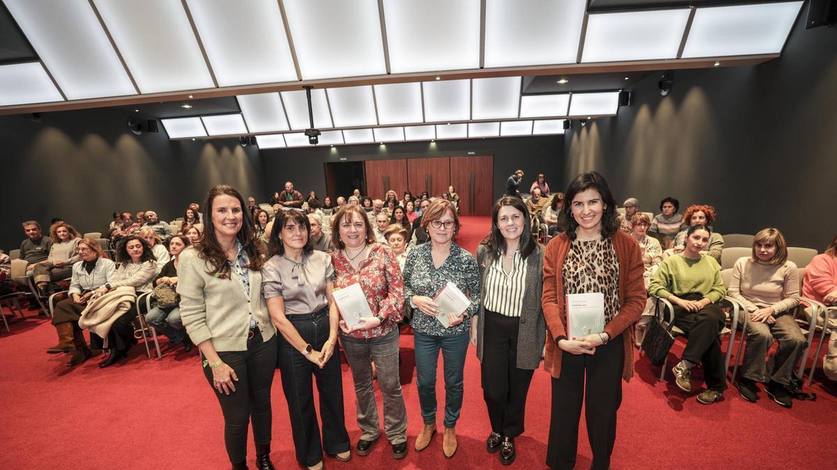 "Nos dan lecciones de vida cada día": así es "Siempre ahí", el libro que recoje las reflexiones de 35 enfermeras que cuidan a pacientes con cánccer