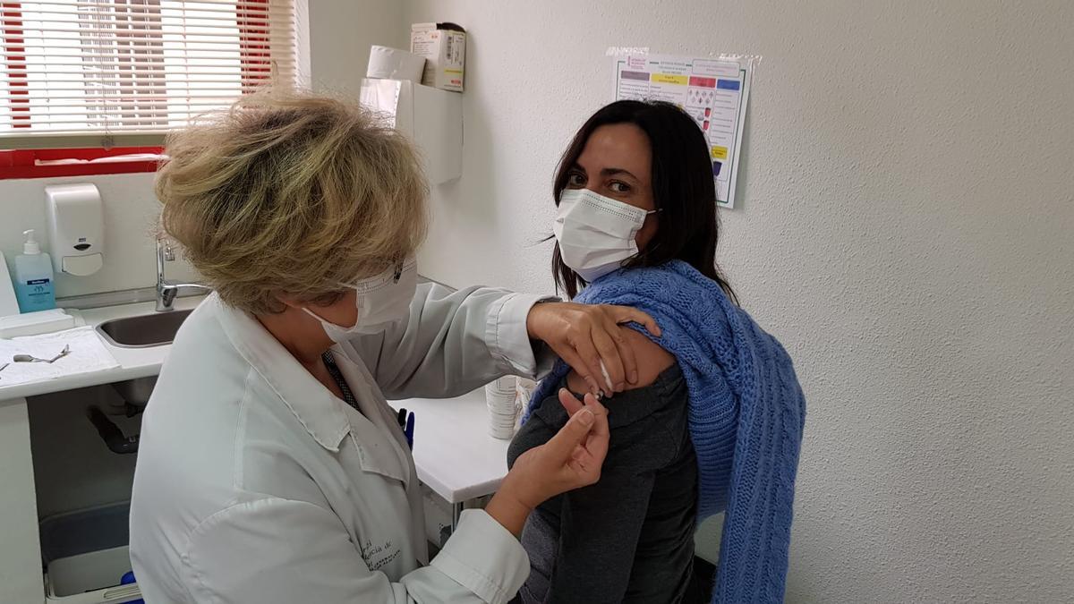 La coordinadora de Enfermería del centro de salud de Monforte vacunando a la matrona.
