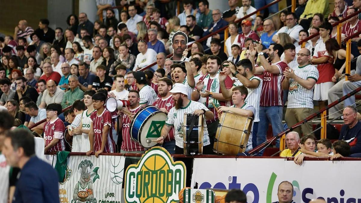 Los miembros del Frente Salmorejo animan en el partido contra el Amics Castelló.
