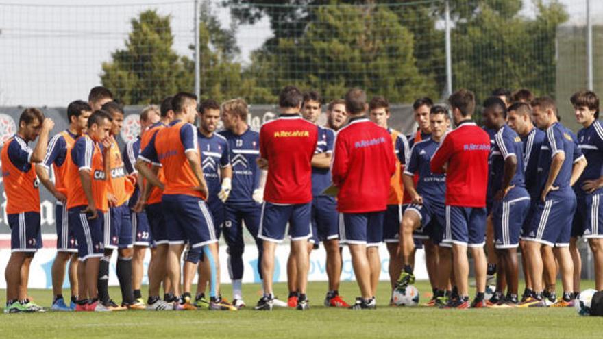 Luis Enrique y sus jugadores en el entreno de hoy // GROBAS