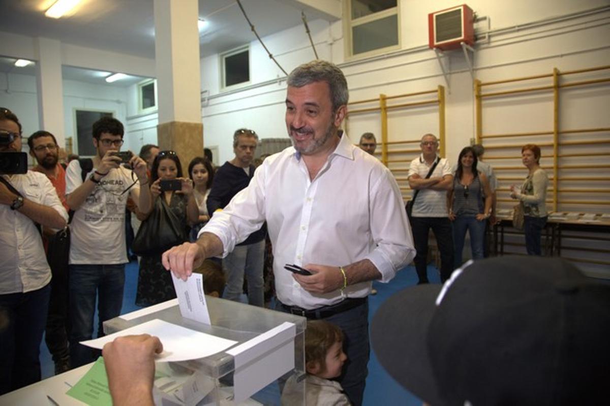 Jaume Collboni vota en su colegio electoral.