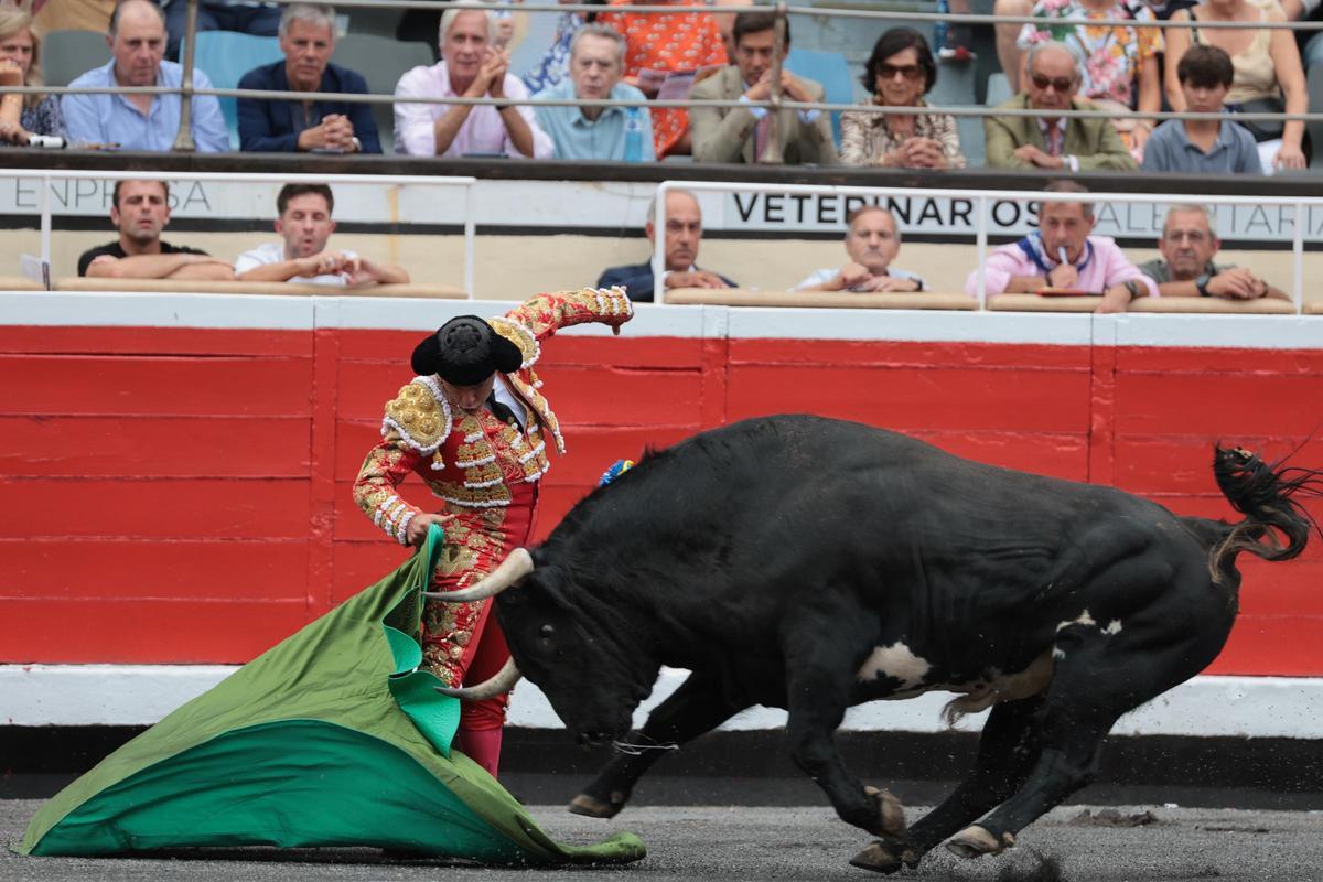 Ni toreo ni bravura en una tarde de injustificada exaltación torista en Bilbao