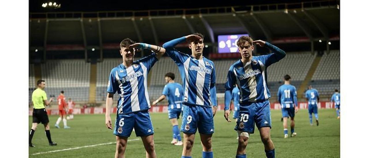 Rubén López, Martín OChoa y Diego Gómez celebra un gol con el juvenil en León