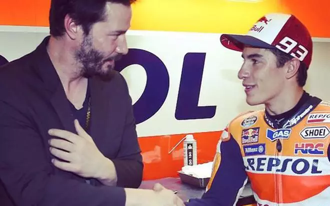 Keanu Reeves lleva el glamour al paddock de MotoGP