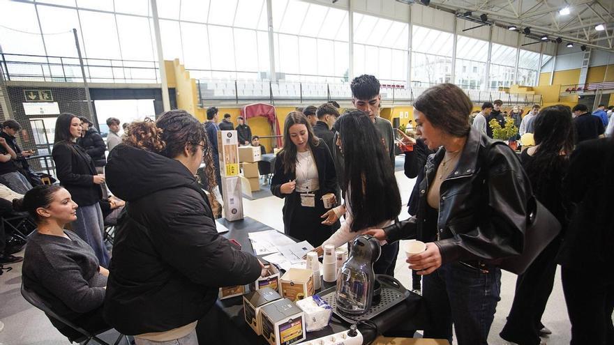 VÍDEO | Una vintena d'empreses simulades creades per estudiants gironins d'FP es troben en una fira gairebé real