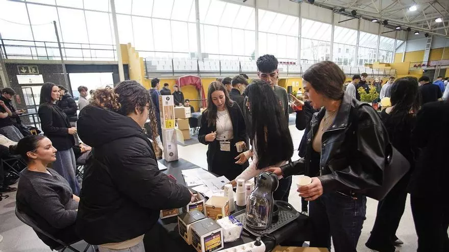 VÍDEO | Una vintena d'empreses simulades creades per estudiants gironins d'FP es troben en una fira gairebé real