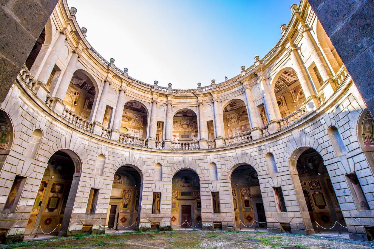 El patio circular de Villa Farnese, Roma