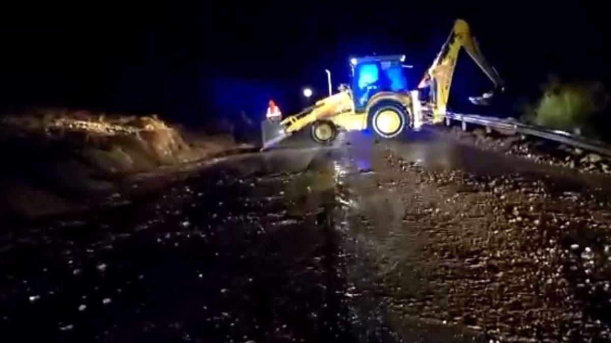 Trabajos en una carretera cortada por la lluvia