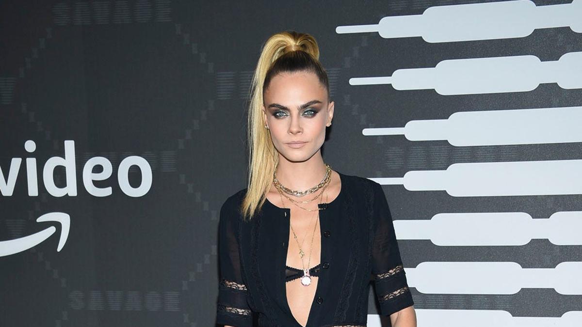 Cara Delevingne posó a su llegada antes de participar en el desfile de Savage x Fenty