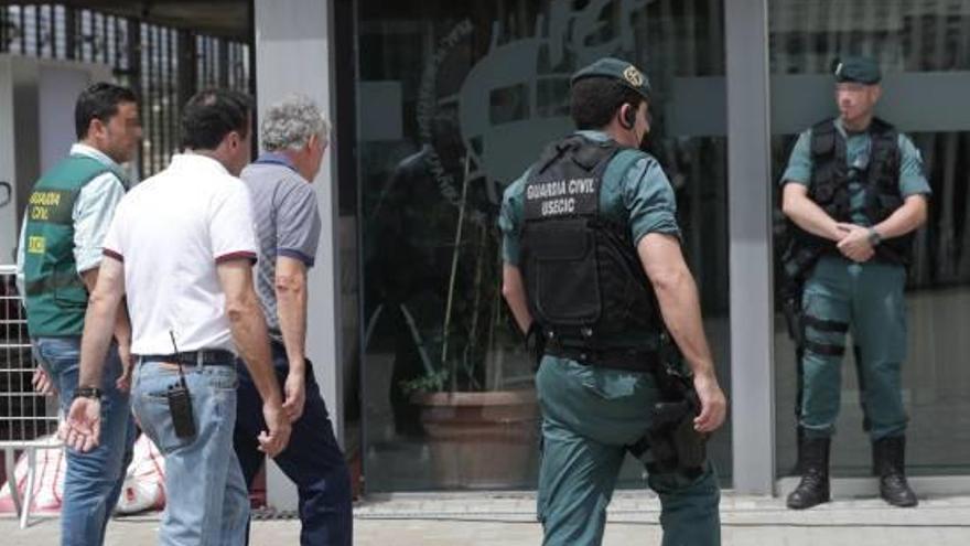 Ángel María Villar, amb samarreta grisa i el cap cot, entrant a la seu de la Federació amb la Guàrdia Civil.