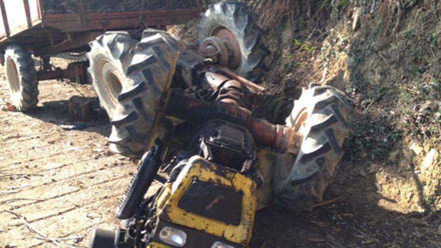Herido un hombre tras volcarle encima el tractor con el que circulaba en Lamuño