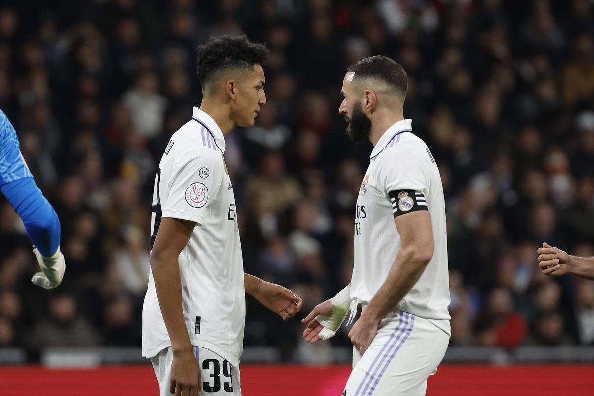 Karim Benzema y Álvaro Rodríguez se saludan durante el partida de ida de la Copa del Rey entre el Real Madrid y el FC Barcelona.