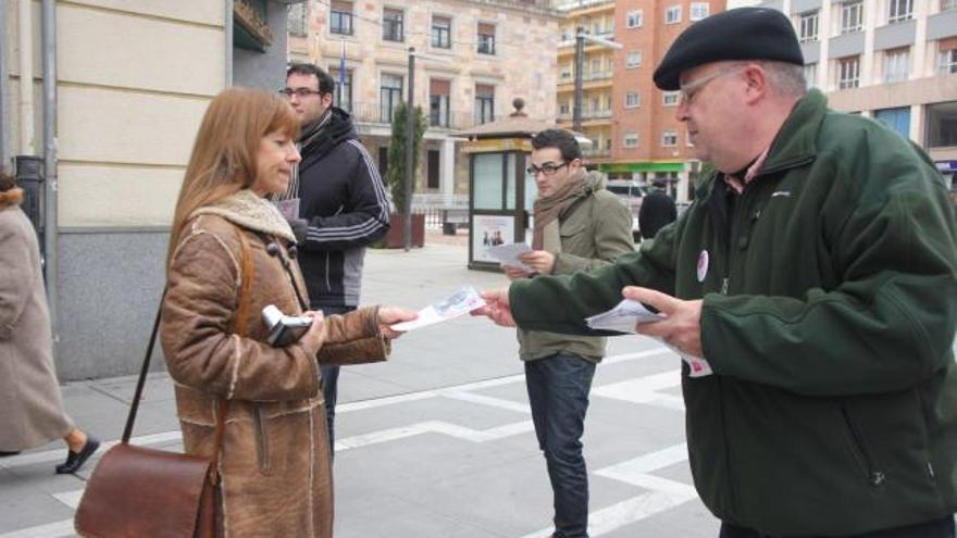 Integrantes de UPyD reparten panfletos en la calle Santa Clara.