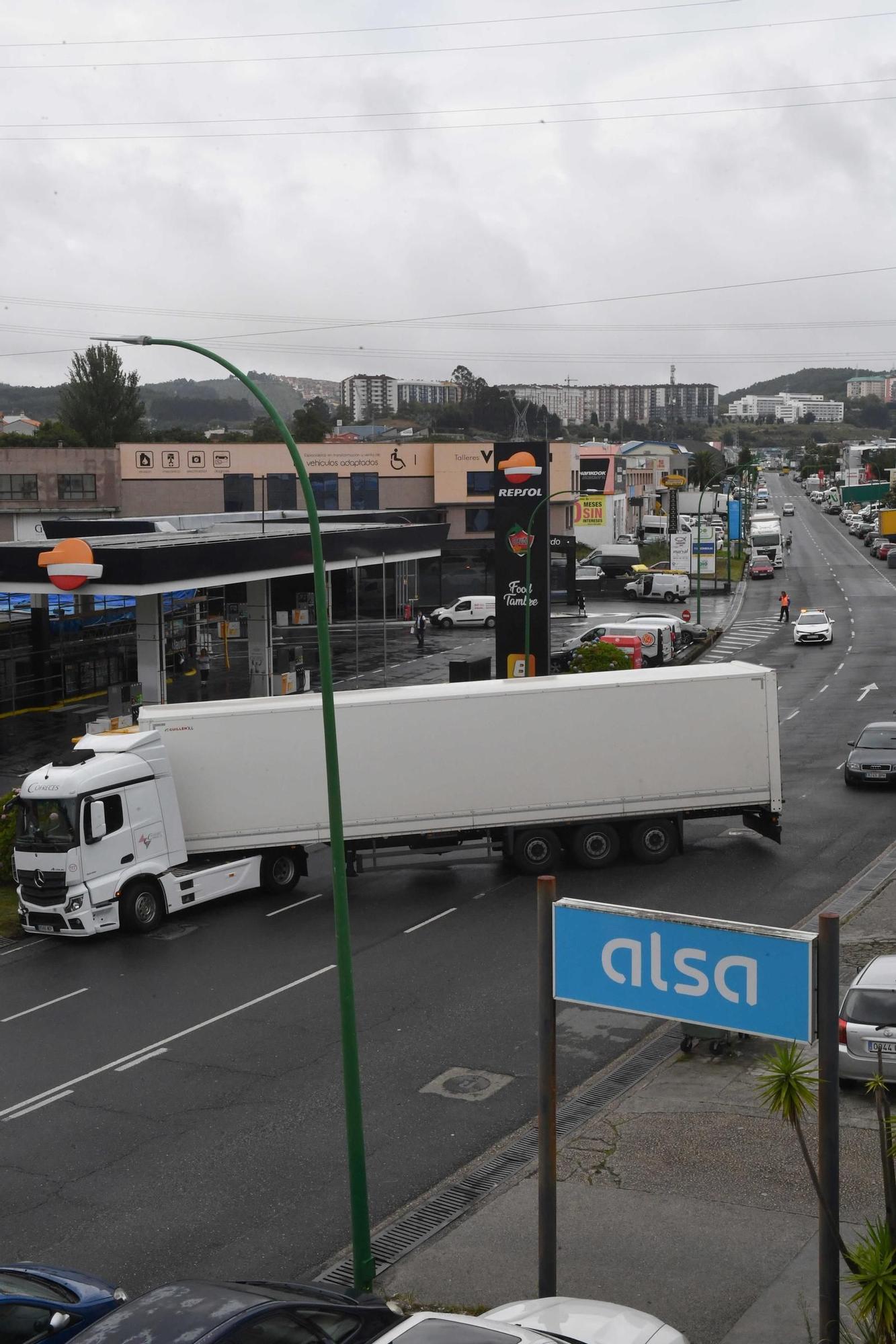 Un tráiler queda atascado en Pocomaco e interrumpe el tráfico en los accesos al polígono