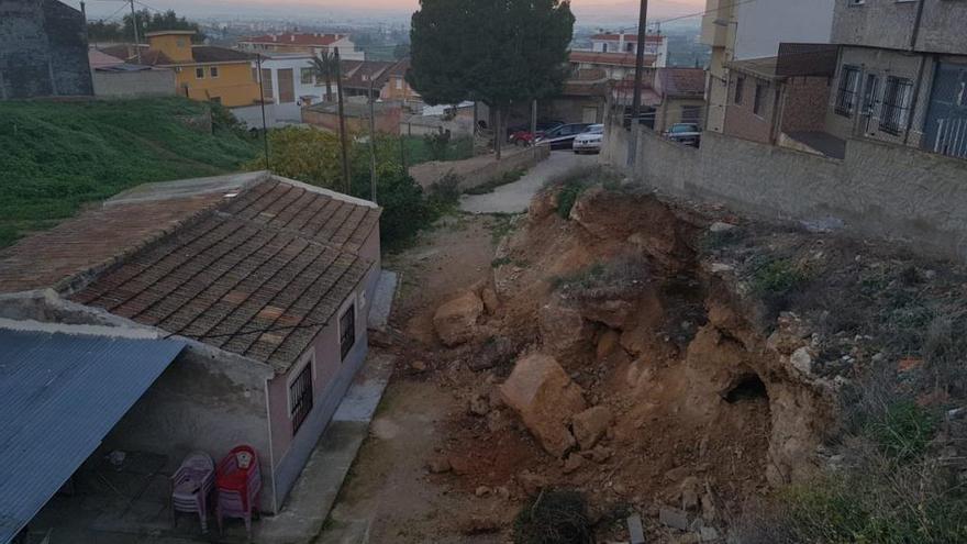 El desprendimiento de tierra se ha producido muy cerca de unas casas.