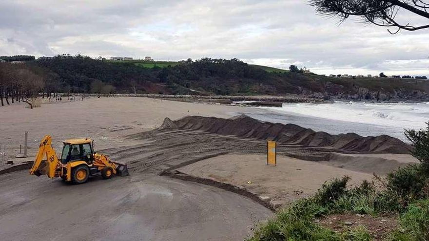 El temporal causa estragos en la playa de Navia