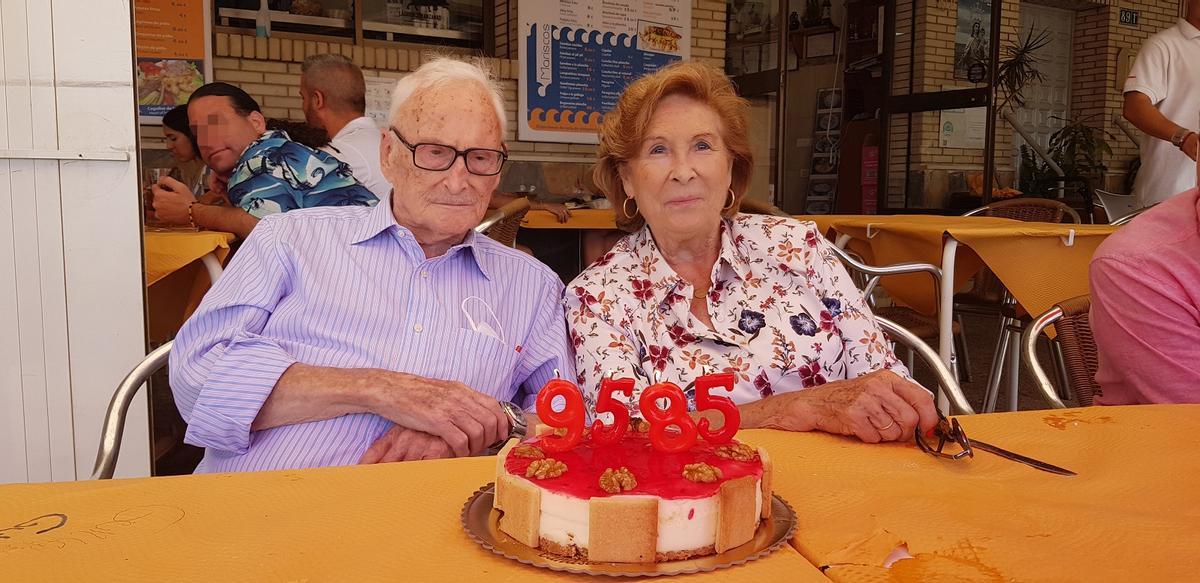 Junto a su mujer, Conchita, cuando el pasado julio celebraron sus respectivos cumpleaños en un merendero de Las Acacias.