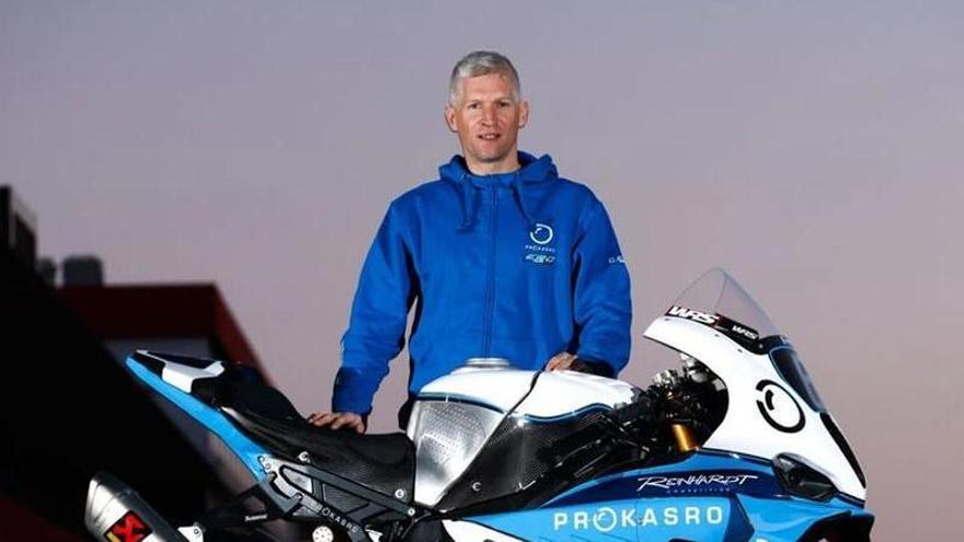 El pilot santfruitosenc David Checa fitxa per l'equip Maco Racing abans de disputar la ronda final del Mundial