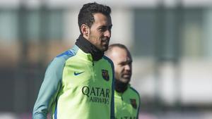 Busquets e Iniesta, en el último entrenamiento del Barcelona antes de medirse al Atlético en la Copa.