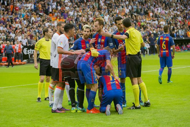 Las imágenes de la tangana entre el Valencia y el FC Barcelona