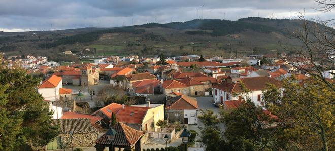Vista de Sernancelhe, concello serrano lleno de historia y monumentos.