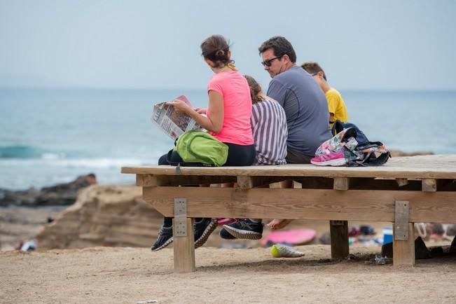 Dia de lunes festivo en la Playa del Confital