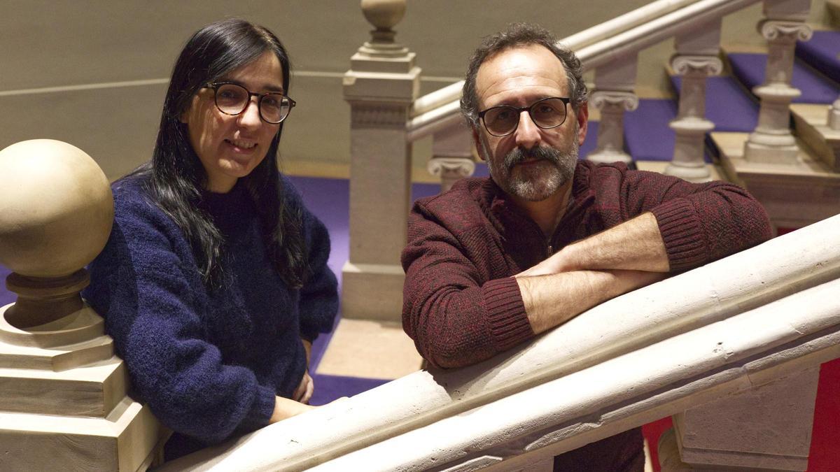 Alauda Ruiz de Azúa y Miguel Garcés en el Paraninfo de la Universidad de Zaragoza.