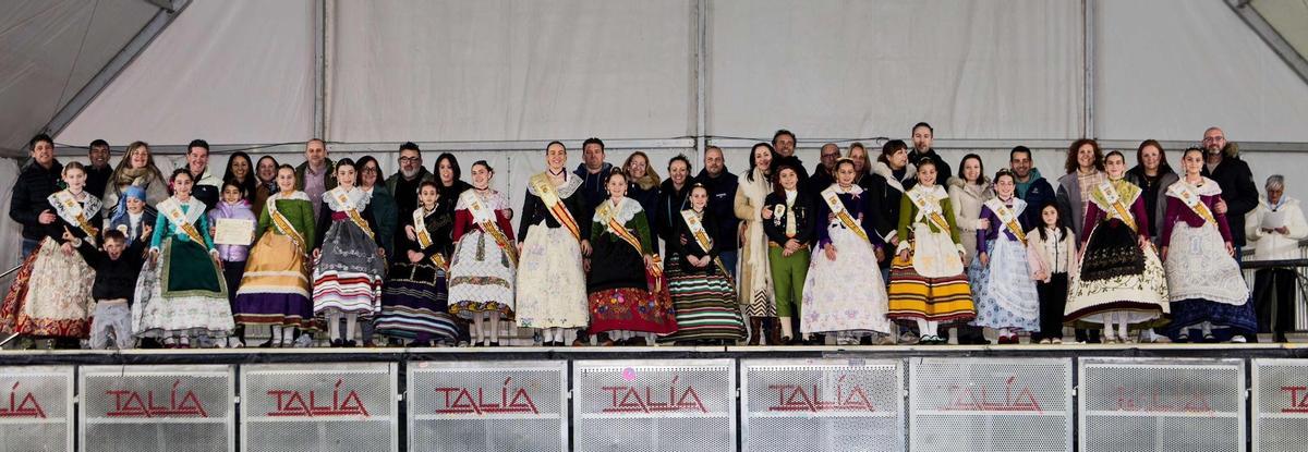 Las reinas y festeros acompañados de sus padres, en el final de las fiestas, tras el acto de los premios de la Coqueta.