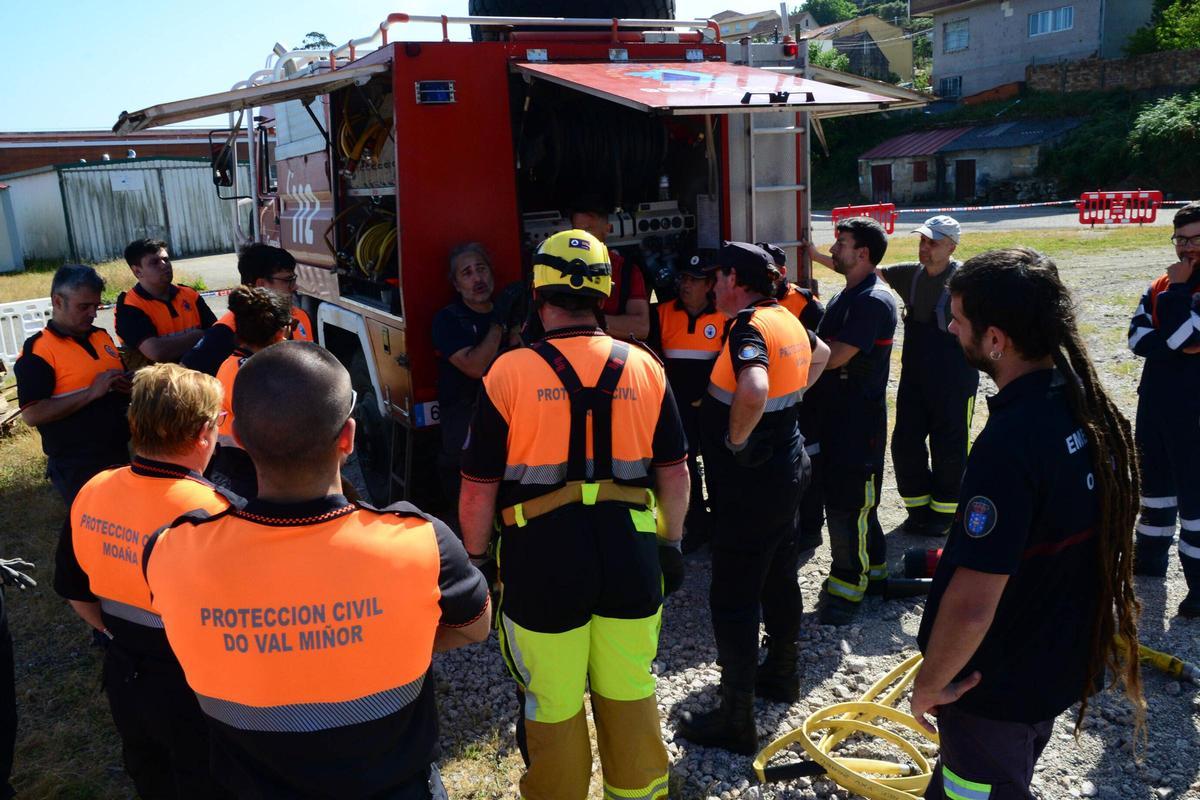 Voluntarios de Protección Civil de toda Galicia se forman contra el fuego en Domaio Voluntarios de Protección Civil de toda Galicia se forman contra el fuego en Domaio