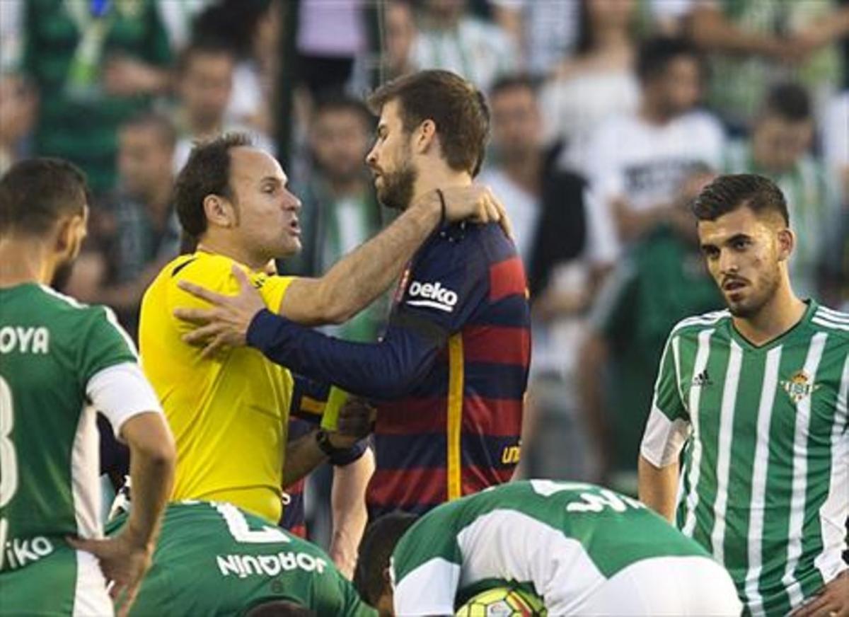 Piqué amb Mateo Lahoz.